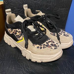 Women sneaker’s size 6 (36)